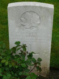 Etaples Military Cemetery - Henderson, Alex T.